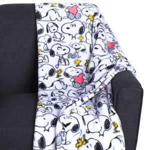 PEANUTS Snoopy & Woodstock Chuckle & Heart Throw